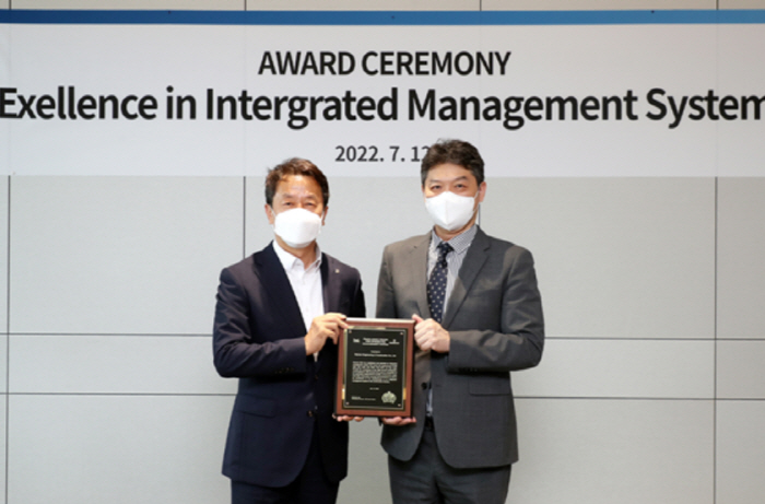 백정완 대우건설 대표이사(왼쪽)가 임성환 BSI Group Korea 대표로부터 12일 통합경영시스템 인증 우수기업 Award를 수여받았다
