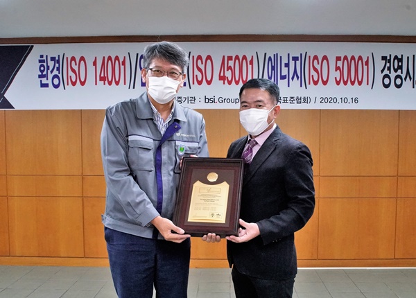 최삼영 동국제강 인천공장장이 송경수 BSI Korea 대표로부터 ISO 14001, 45001, 50001 시스템 인증서를 받고 있다. 출처=동국제강